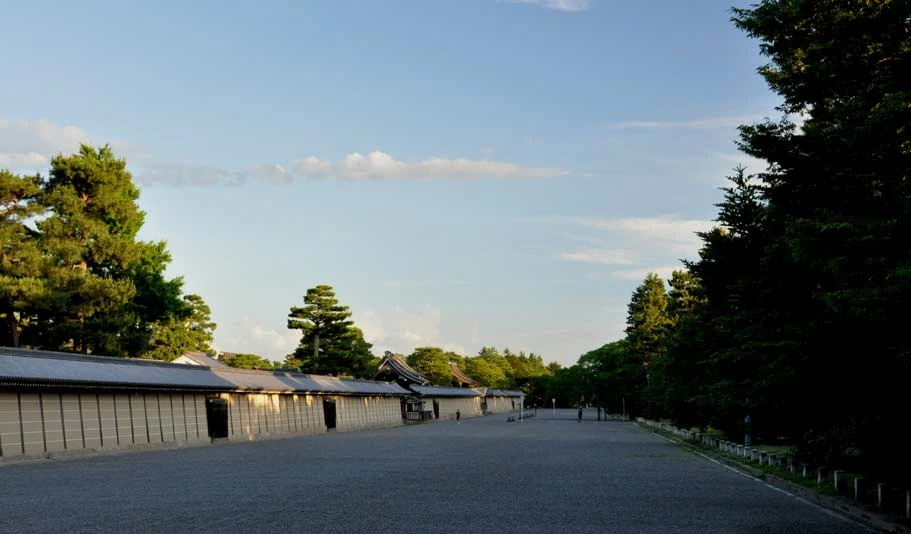 夏の名残りの京都御所（紫宸殿）