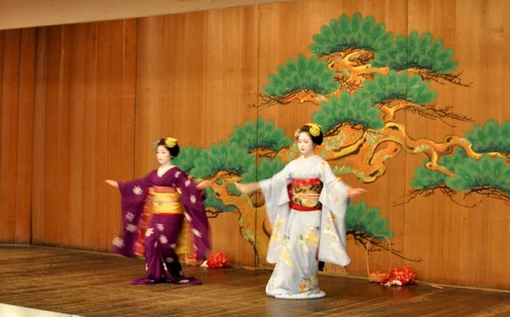 祇園甲部の舞妓さんによる井上流「祇園小唄」