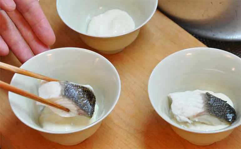 魚を載せる（くみあげゆばの蒸し物レシピ）