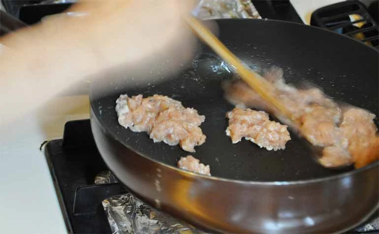 鶏挽肉ミンチを炒める（生小巻ゆばの鶏ソボロあんかけレシピ）