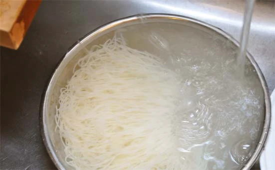 そうめんを水にさらす（つまみゆばの春梅そうめん）