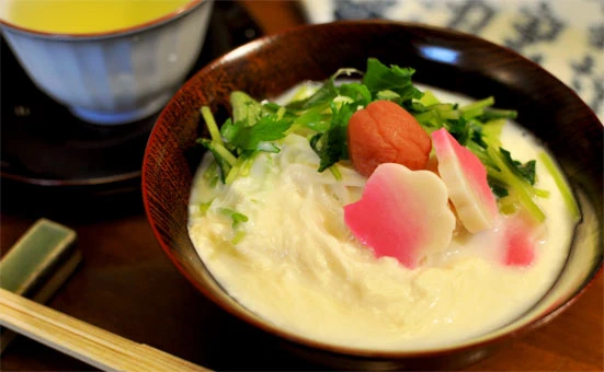 湯葉料理のレシピ（つまみゆばの春梅そうめん）